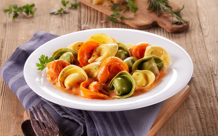 Tortelloni Tricolore met tomatenroomsaus (Artikelnummer 10720)