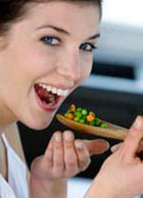 Intolérance au gluten - Femme mange des légumes