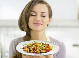 Alimentation végétarienne - Femme avec une assiette de pâtes