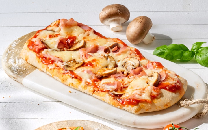 Pizza alla Romana prosciutto, funghi e mascarpone (Artikelnummer 10413)