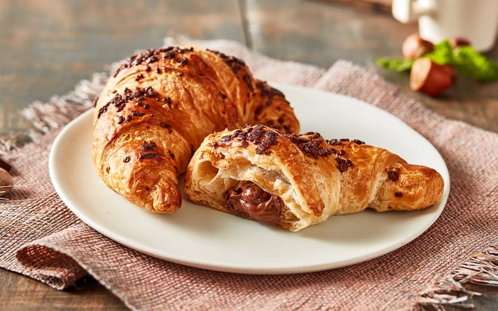 Croissants met hazelnoot en chocolade (Artikelnummer 15876)