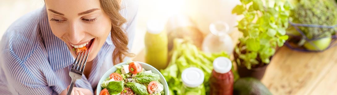 Vegetarische voeding - vrouw eet salade