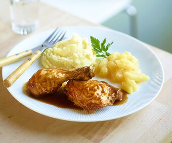 Cuisse de poulet avec compote de pommes et purée (Numéro d’article 02463)