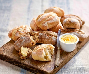 Rustieke broodjes, wit en met granen (Artikelnummer 02866)